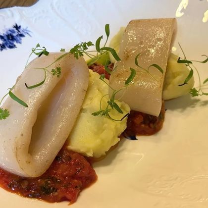 Кальмар на гриле, с пюре-васаби и оливками