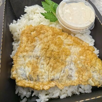 Жареная треска с рисом и соусом цезарь