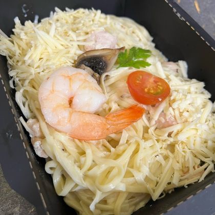 Яичная лапша с лососем и креветками в сливочном соусе
