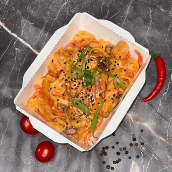 Лапша Ким-чи (Удон) с курицей (острая)