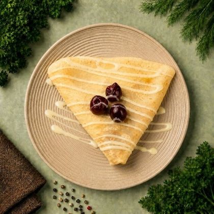 Блин с вишней и сгущенным молоком