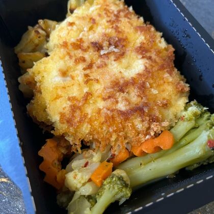 Куриный шницель в сырной панировке с печеным картофелем и овощами
