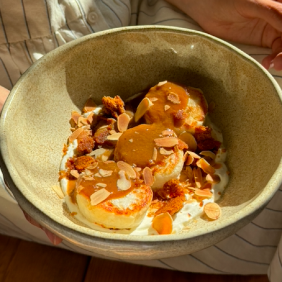 Сырники из творога с кокосовой сгущенкой