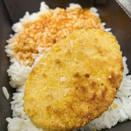 Куриная котлета с рисом и томатным соусом