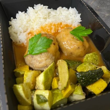 Мясные тефтели с рисом и запеченным сезонным кабачком