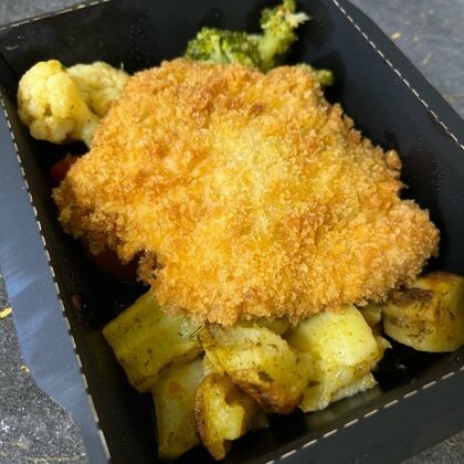 Куриный шницель с печенным картофелем и овощами