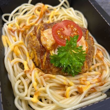 Мясная котлета под сырной шапочкой в соусе барбекю чеддер со спагетти