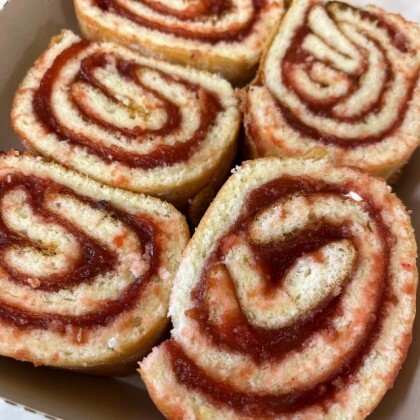 Бисквитный рулет с клубничным джемом