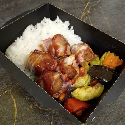 Фрикадельки в беконе с рисом и овощами
