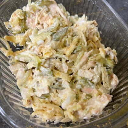 Салат с курицей и яичным блинчиком