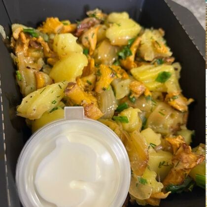 Жареный картофель с лисичками со сметаной