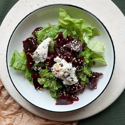 С пёченой свеклой, творожным сыром и соусом Песто