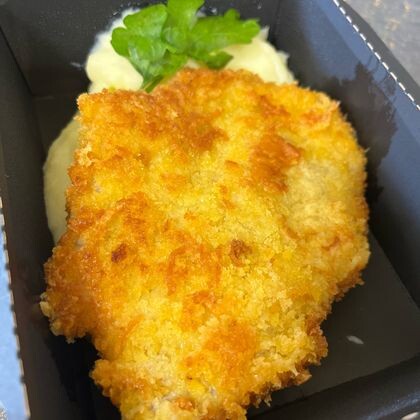 Шницель куриный в сырной панировке с пюре