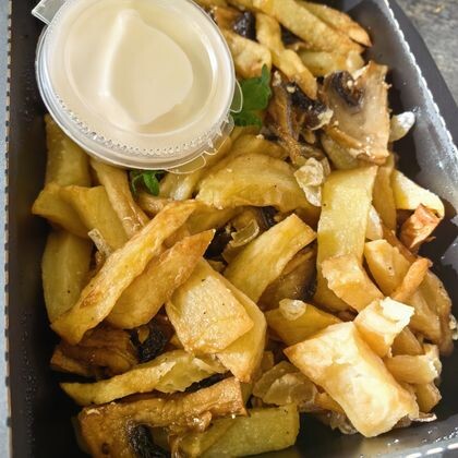 Жареный картофель с грибами и сметаной