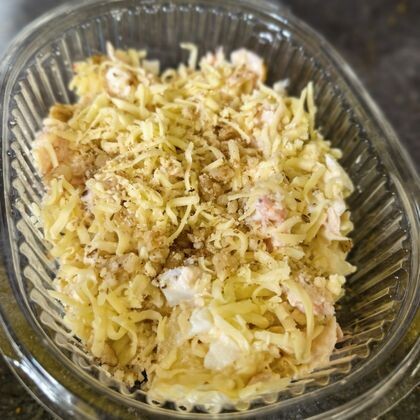 Салат с курицей, ананасом и орехами
