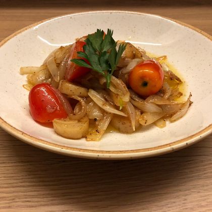 Гребешок жаренный с луком и чесноком