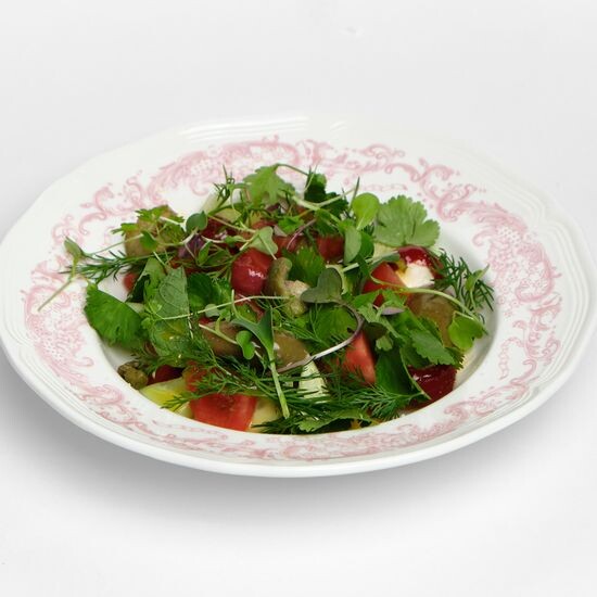 Свежие овощи с травами, оливками и каперсами