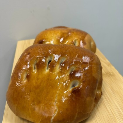 Пирожок с творогом и черникой