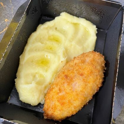 Куриная котлета с маслом и зеленью с пюре