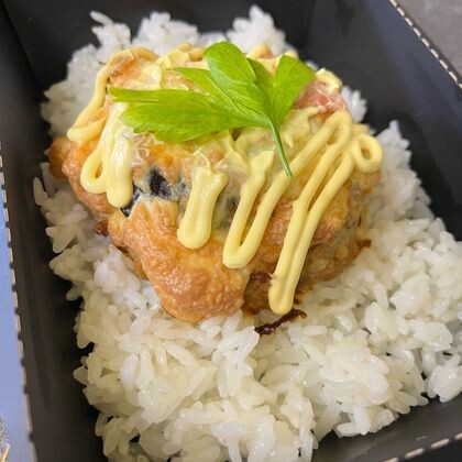 Мясная котлета с запеченными овощами и булгуром в соусе чеддер