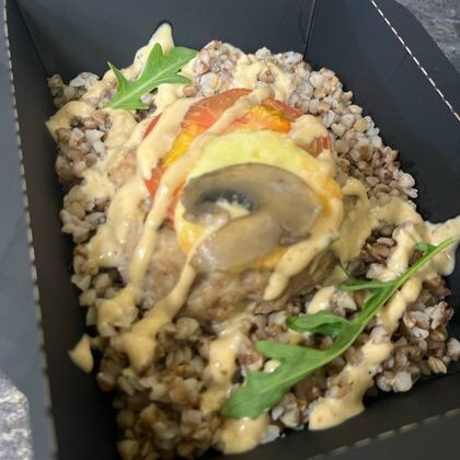 Мясное гнездо с грибами и овощами с грибным соусе с гречей
