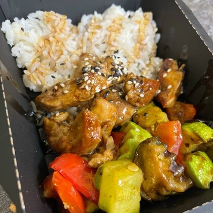 Свиная вырезка в соусе терияки с рисом и запеченными овощами