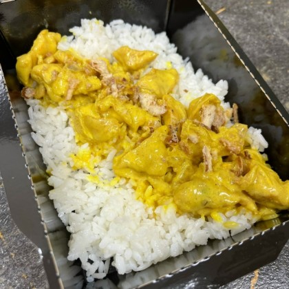 Курица Карри с рисом и луком фри