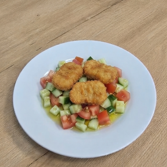 Салатик из свежих овощей и курочки