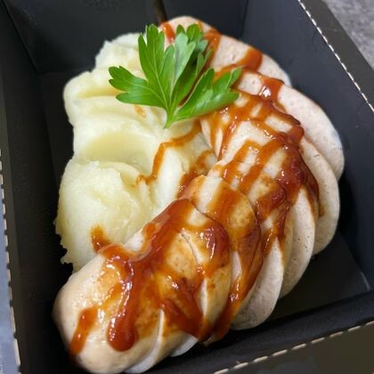 Купаты из курицы со свининой в соусе барбекю с пюре