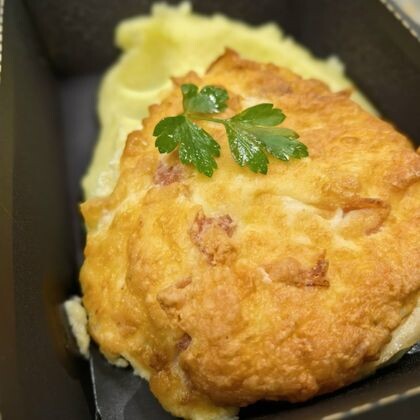 Запеченное куриное филе под моцареллой с беконом с пюре