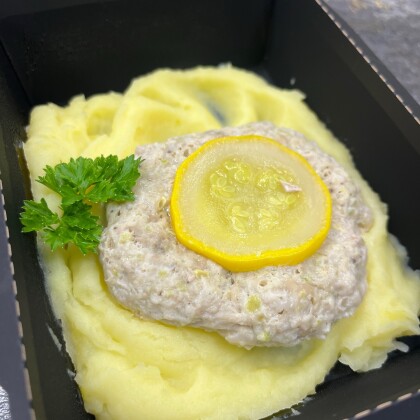Паровая куриная котлета с пюре