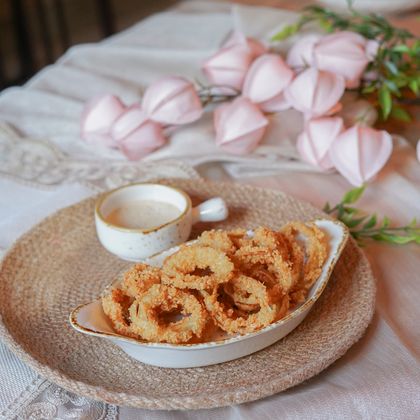 Луковые кольца с кунжутным соусом