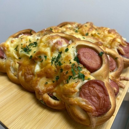 Сосиска в тесте с моцареллой