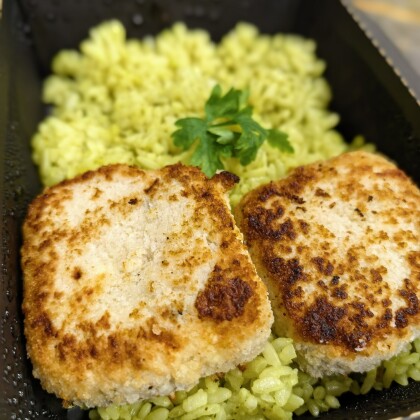 Котлеты из цыплёнка с оливками и моцареллой с рисом в соусе песто