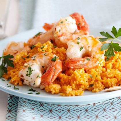 Медальоны из креветки с кус-кусом и свежими овощами