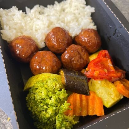 Мясные фрикадельки в соусе барбекю с рисом и печеными овощами