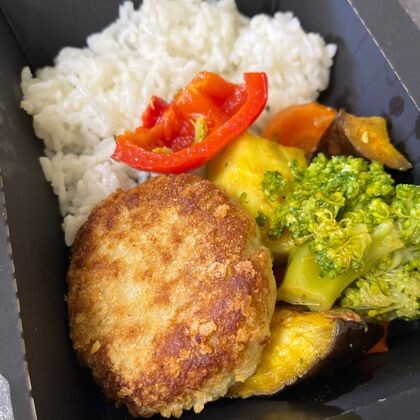 Котлета из судака с рисом и печеными овощами