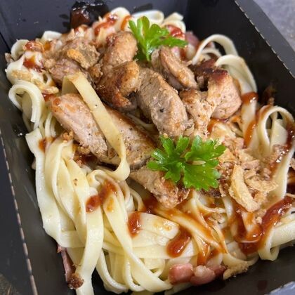 Домашняя лапша с беконом и свиной вырезкой в соусе барбекю