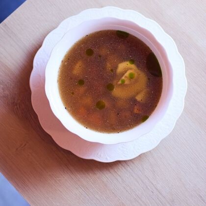 Куриный консоме с печенными овощами и цыпленком