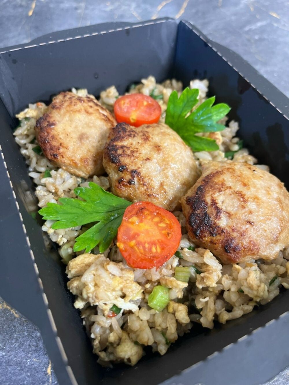 Пряные  котлетки с рисом,жаренным яйцом и зеленым луком.