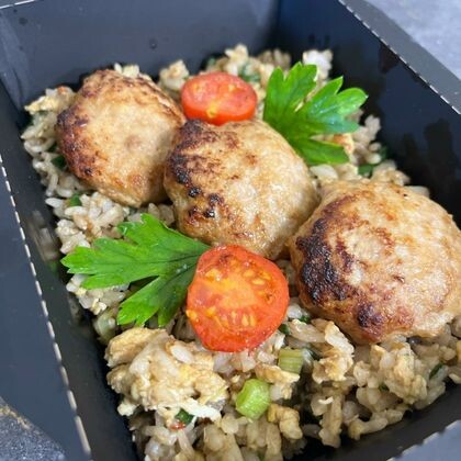 Пряные  котлетки с рисом,жаренным яйцом и зеленым луком.