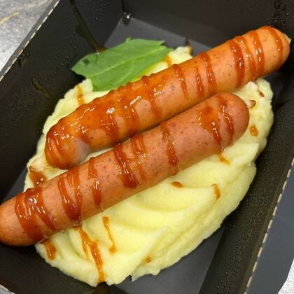 Французские горчичные колбаски с сыром и соусом барбекю с пюре