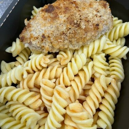 Домашняя котлета с макаронами