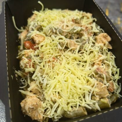 Запеченная стручковая фасоль с курицей и овощами