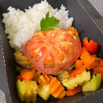 Рыбная котлета под моцареллой с рисом и печеными овощами
