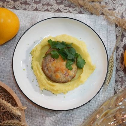 Мясное гнездо с картофельным пюре