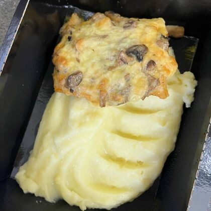 Свинина  под грибным жульеном с пюре
