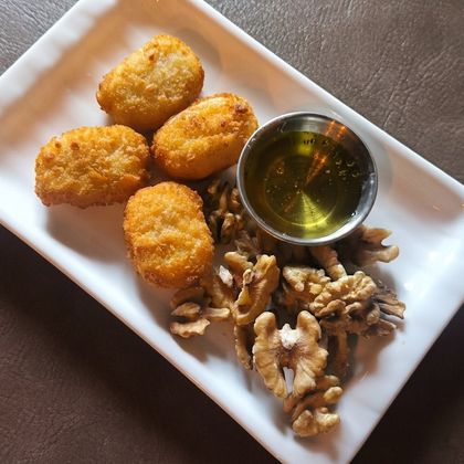 Жареный сыр камамбер в панировке с мёдом и грецким орехом