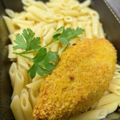 Куриная котлета фаршированная сливочным маслом с зеленью с макаронами