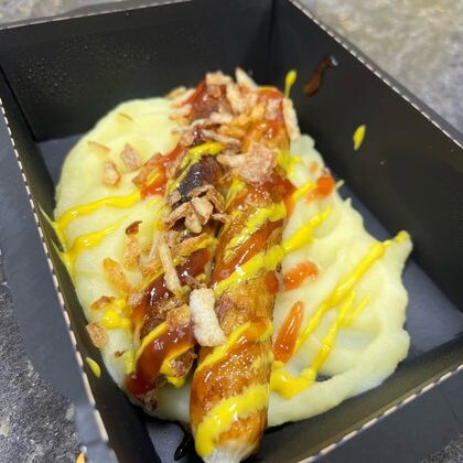 Мюнхенские колбаски карривурст с картофельным пюре